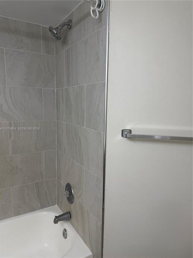 Building Photo - 215 Lake Pointe Dr