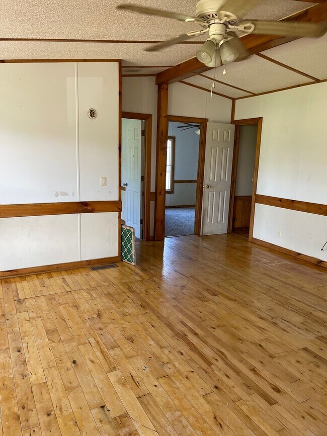 Building Photo - 3 BEDROOM 2 BATHROOM HOUSE FOR RENT