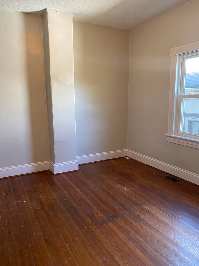 Building Photo - 128 Marshall St