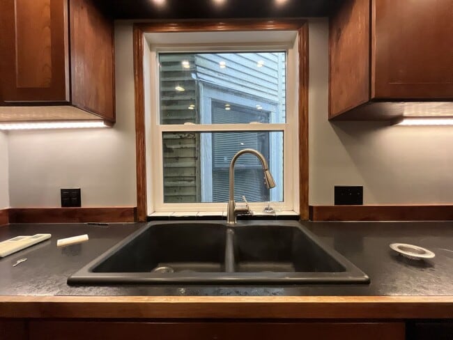 Building Photo - Large NW Portland Home Near Shops & Restaurants with Finished Basement & Bay Windows