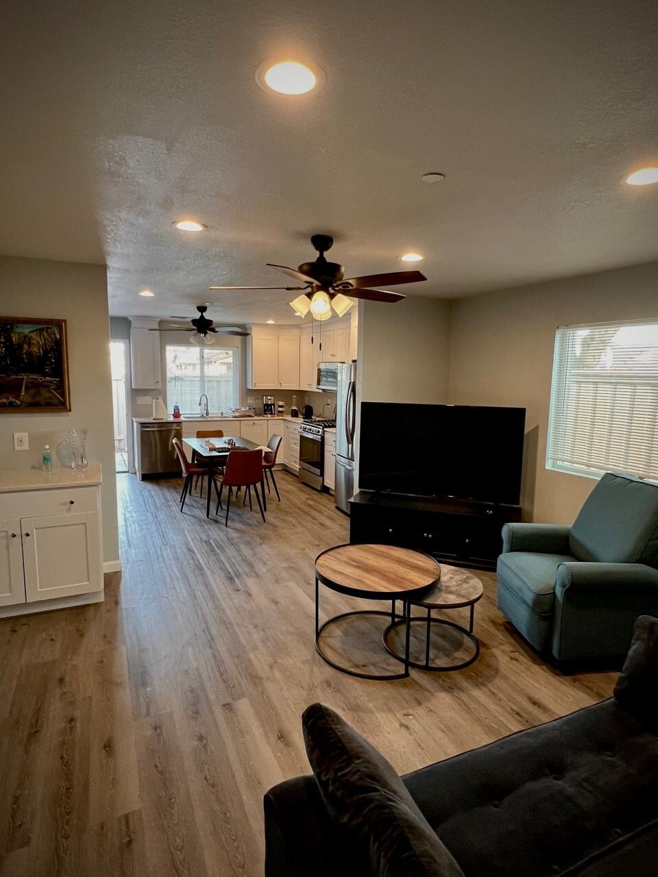 Building Photo - 15885 Independence Ave