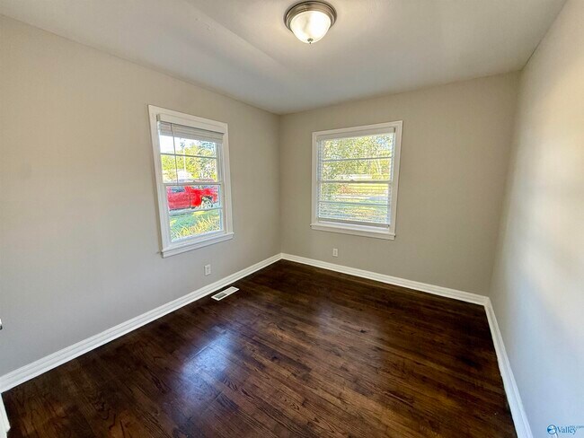 Building Photo - 117 Meadow Dr