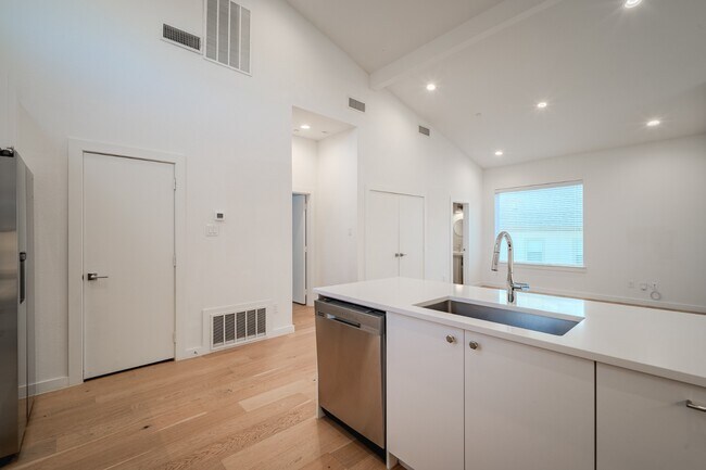 Building Photo - Stunning Newer Townhomes in Lakewood — Walk to Whole Foods, Trader Joe's & Lower Greenville