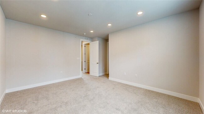 Building Photo - 314 E Lk St