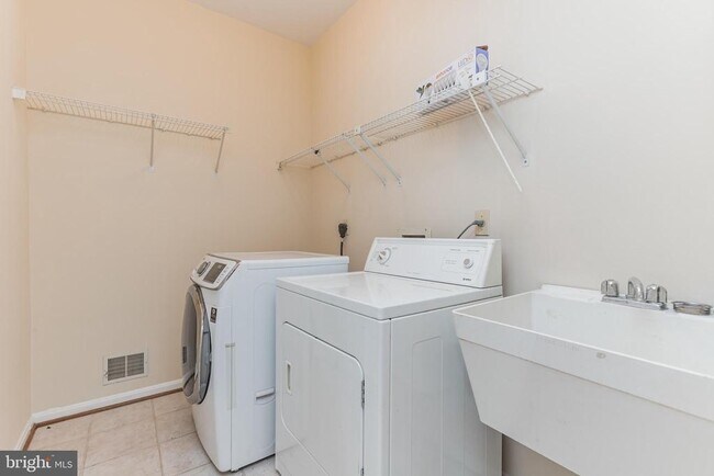 Building Photo - 13907 Willow Tree Dr