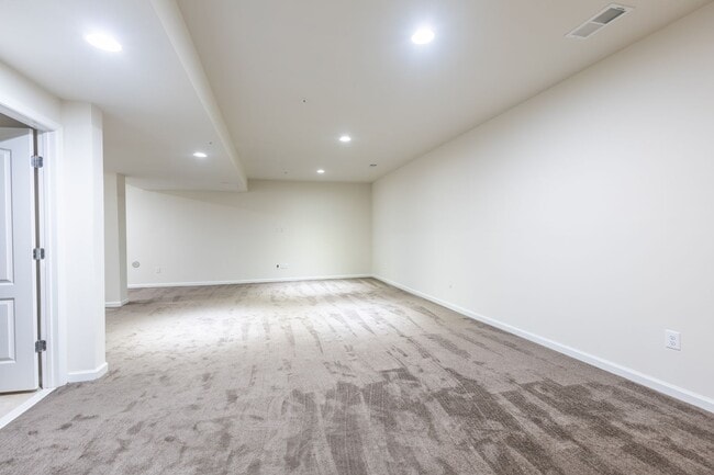 Building Photo - Beautiful 4 BR/3.5 BA Single-Family Home i...