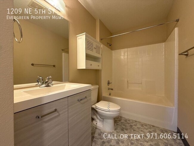 Building Photo - 1209 NE 5th St