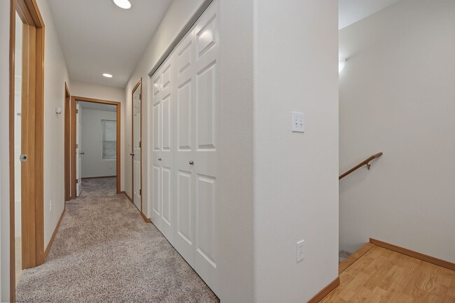 Building Photo - 3 bedroom 2.5 bath