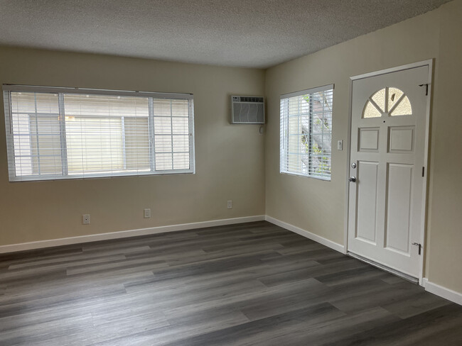 Living Room - 508-512 N Electric Ave