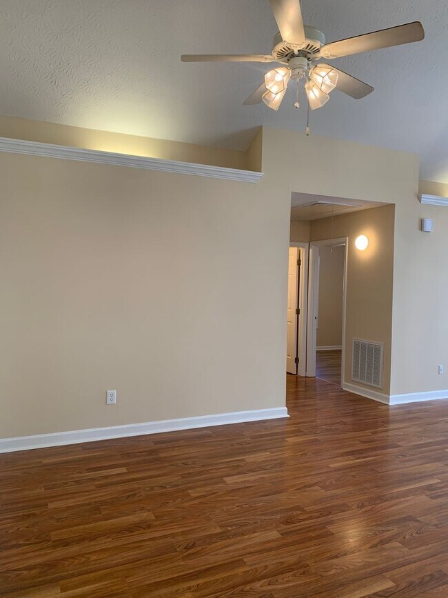 Building Photo - 2 Bedroom 2 Bath Townhouse Available Now on Jasmine Cove Way