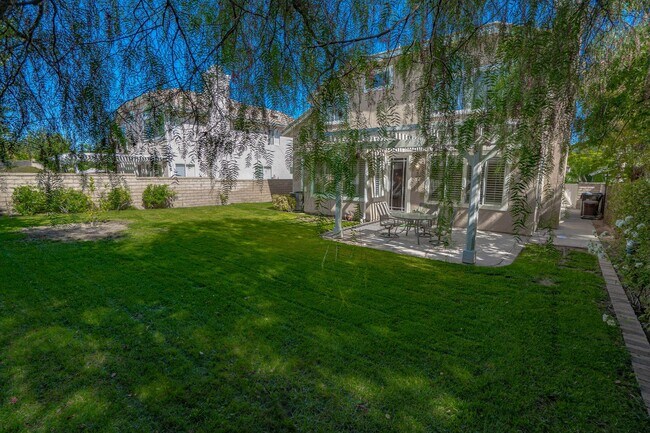 Building Photo - Stunning 5-Bedroom Home with Community Poo...