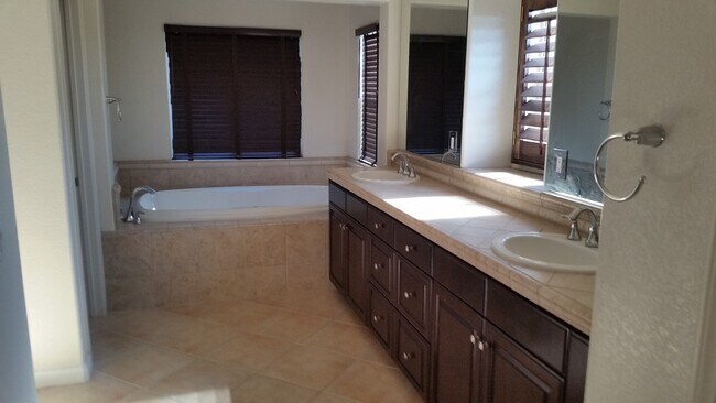Building Photo - Wonderful 5 Bedroom 3 Bathrooms home in Ch...