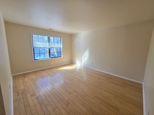 Building Photo - Commuter's delight! Spacious 2nd fl: 2-bed, 2-bath condo with fireplace, washer & dryer & off-str...