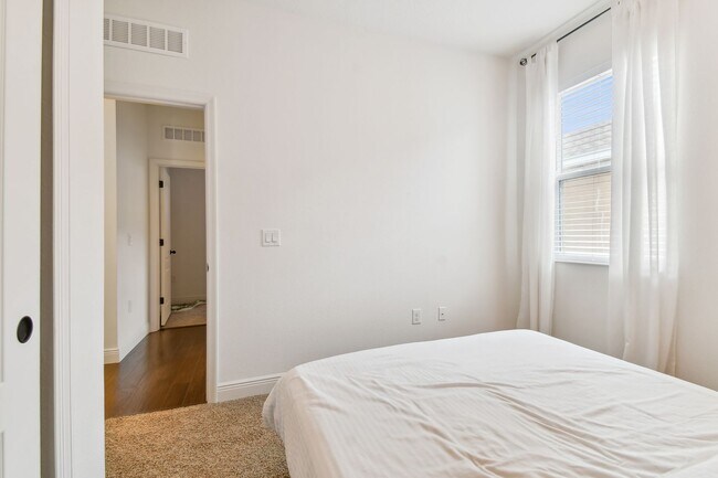 Building Photo - Spacious 4 Bed, 2 Bath Single Family Home ...