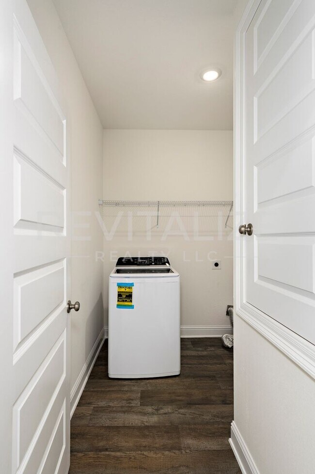 Building Photo - 13330 Shea Cir