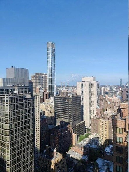 Building Photo - 250 E 54th St