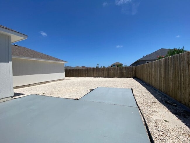 Building Photo - AFFORDABLE ISLAND LIVING!