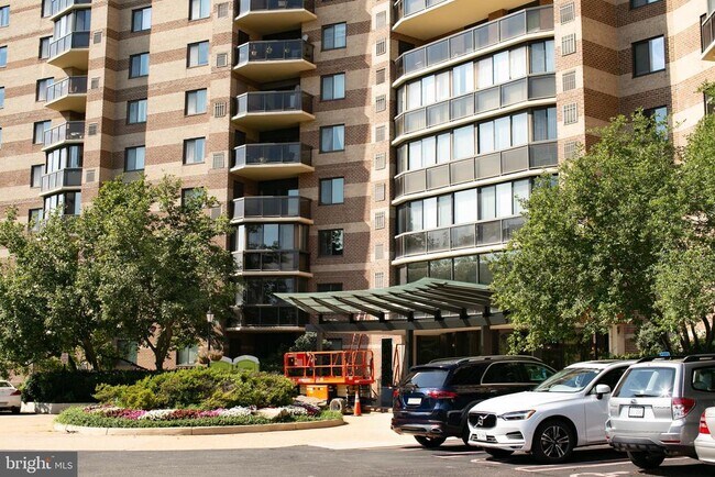 Building Photo - 8350 Greensboro Dr