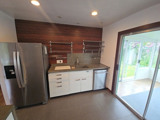 Building Photo - Beautifully designed 2BD/1BA home located near Henderson Center!