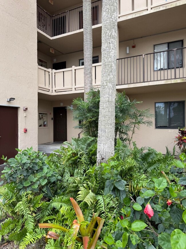 Building Photo - 2200 S Cypress Bend Dr