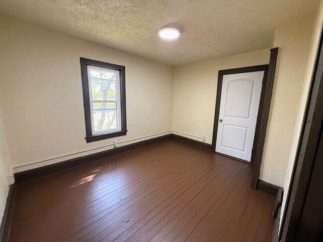 Building Photo - 2048 2nd St NE