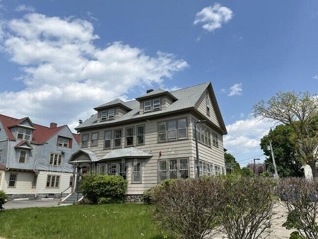 Building Photo - 30 Roxbury St