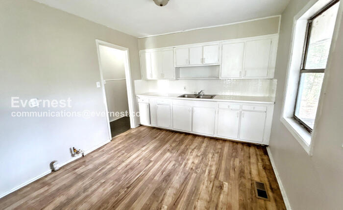 Building Photo - 2724 Lee Ave SW