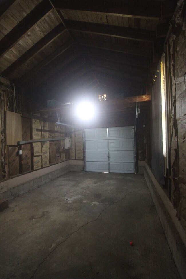 Building Photo - For Lease - 3 Bed, 1.5 Bath, 1600sqft, Sin...