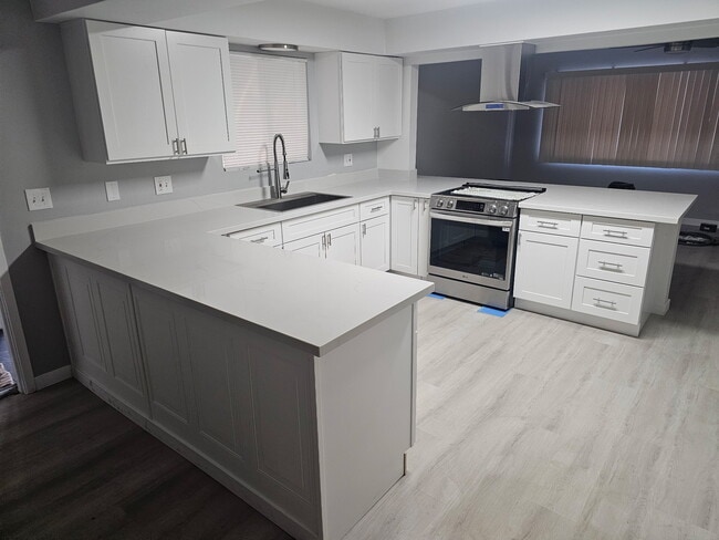 Building Photo - 1051 W 9th St