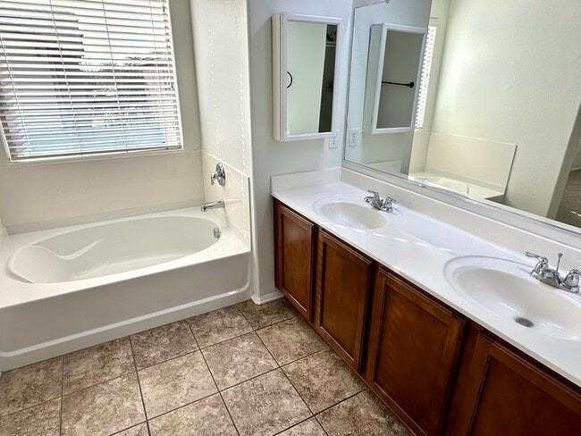 Building Photo - 971 S Deerfield Ln