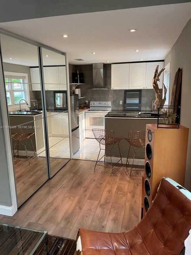 Building Photo - 2654 SW 25th Ter