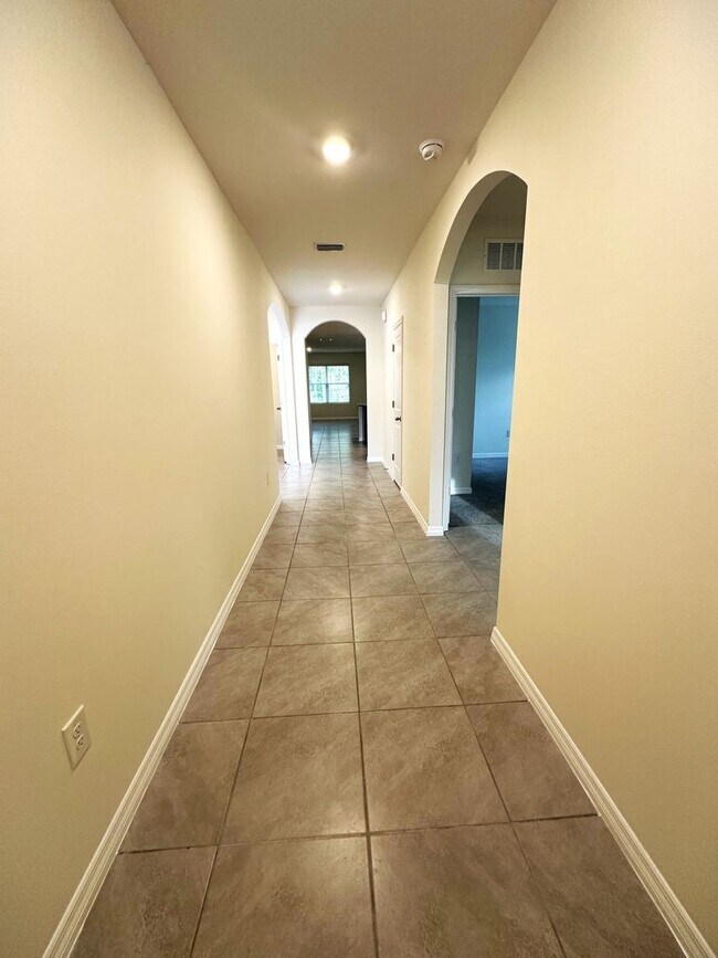 Building Photo - Lake Diamond North 4 Bed, 2 Bath