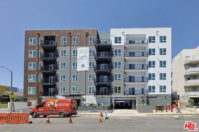 Primary Photo - 1037 Dewey Ave