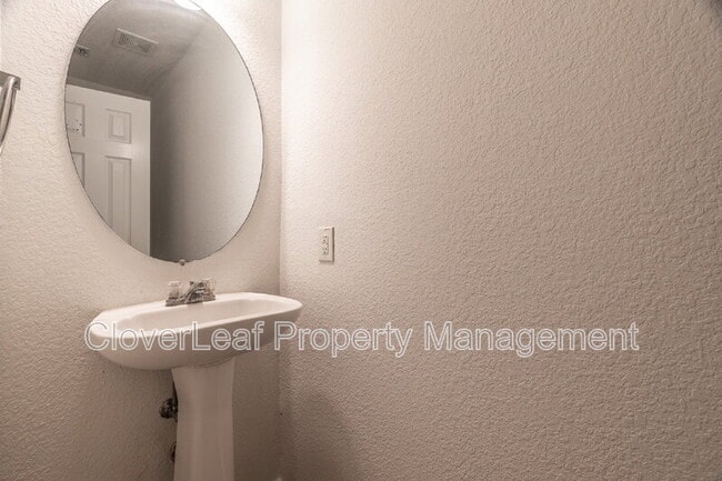 Building Photo - 446 S Water Ln