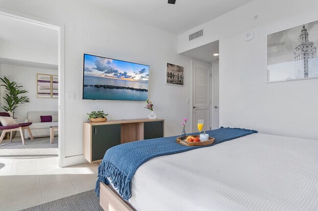 Building Photo - 601 NE 1st Ave