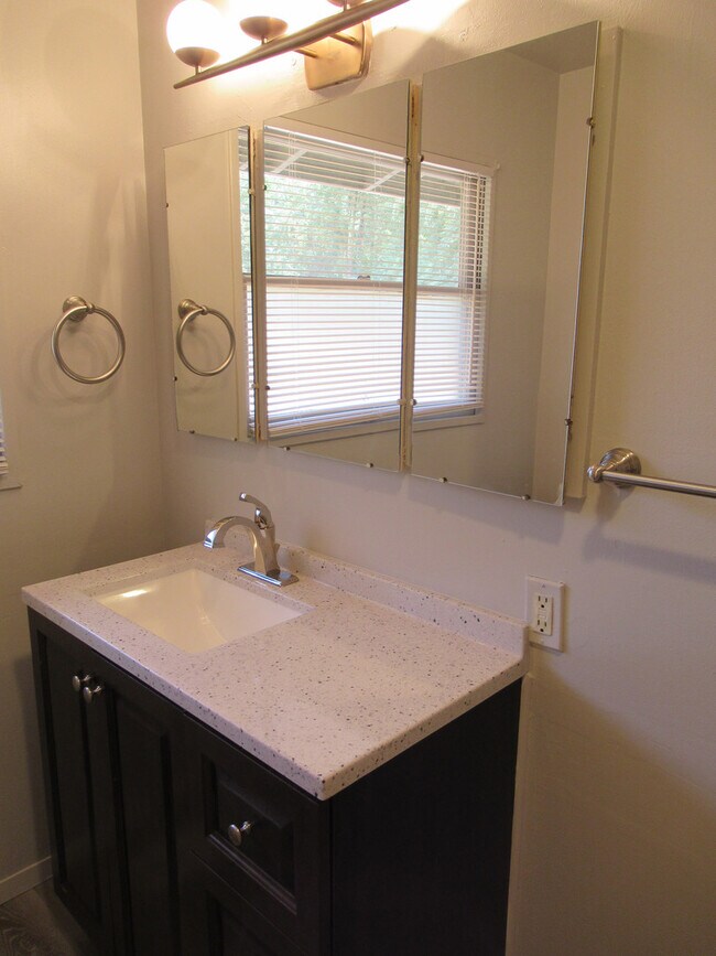 Building Photo - Three Bedroom Home in South Salem