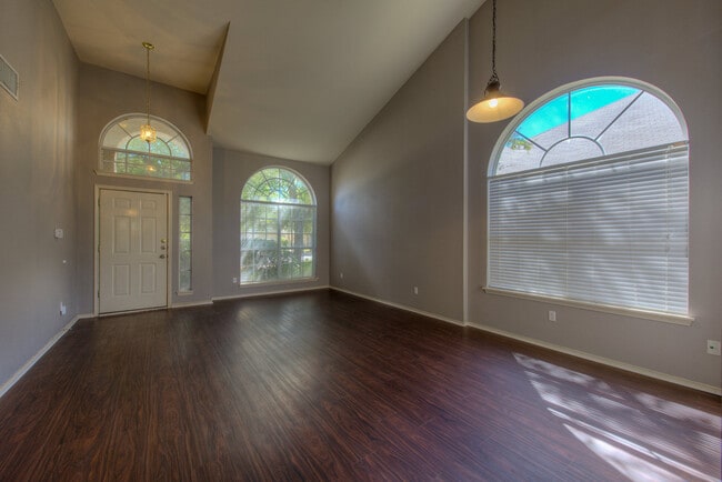 Building Photo - Wow - Remodeled 3 bedroom 2.5 with Loft on...