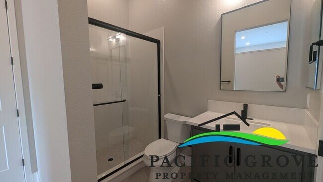 Building Photo - Stylish New Studio with Modern Finishes in Marina