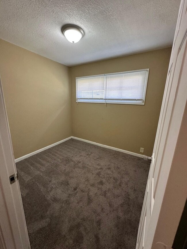 Building Photo - 4 bedroom 1 bath