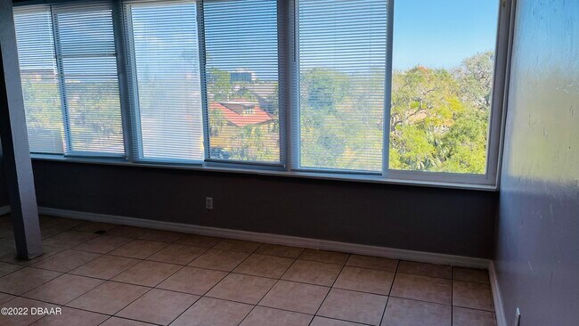 Building Photo - 732 N Halifax Ave