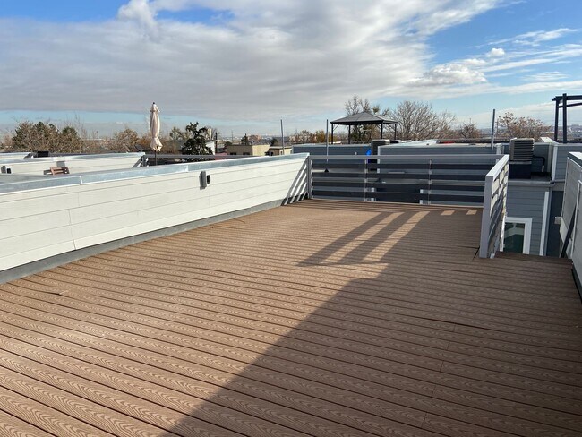 Building Photo - Modern 2 bedroom Townhome with huge Rooftop deck!!!