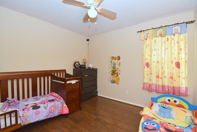 Building Photo - BEAUTIFUL 3 BEDROOM 2 BATH WITH WOOD TILE ...