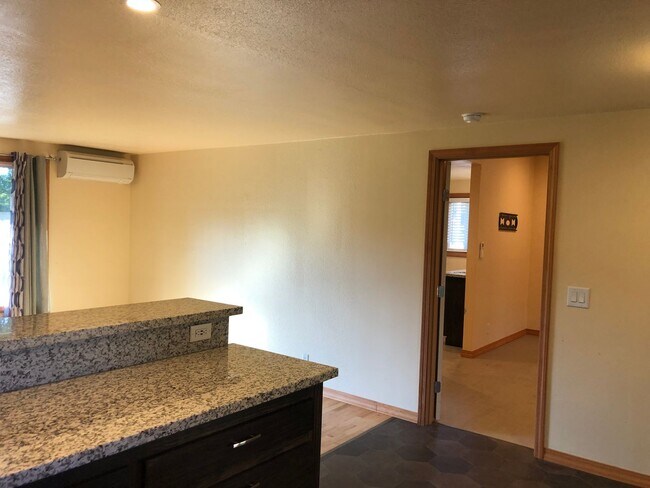 Building Photo - 3 bedroom 2 bathroom house in Thurston!