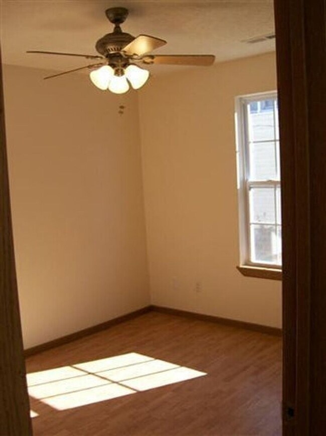 Building Photo - 2 Bedroom | 1 Bathroom | 1000 square feet,...