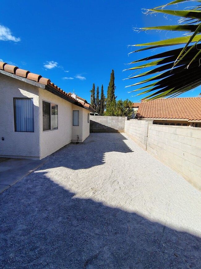 Building Photo - The Lakes Single Story!