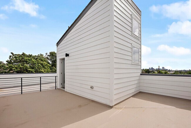 Building Photo - Last Townhouse Available! Beautiful Newer Build Close to Overlook Station