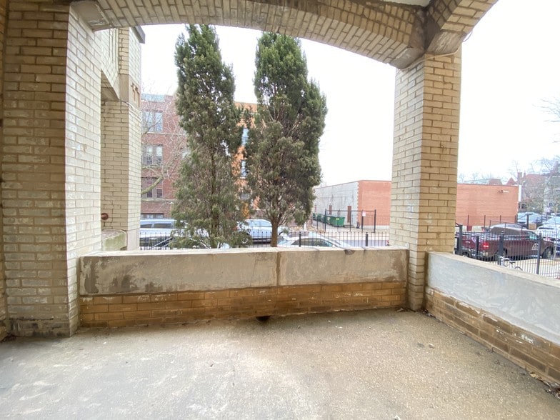 Private Front Balcony - 940 W Windsor Ave