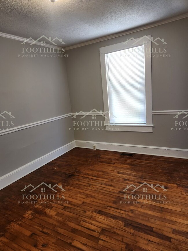 Building Photo - Cozy 1 Bed Duplex with Original Hardwood F...