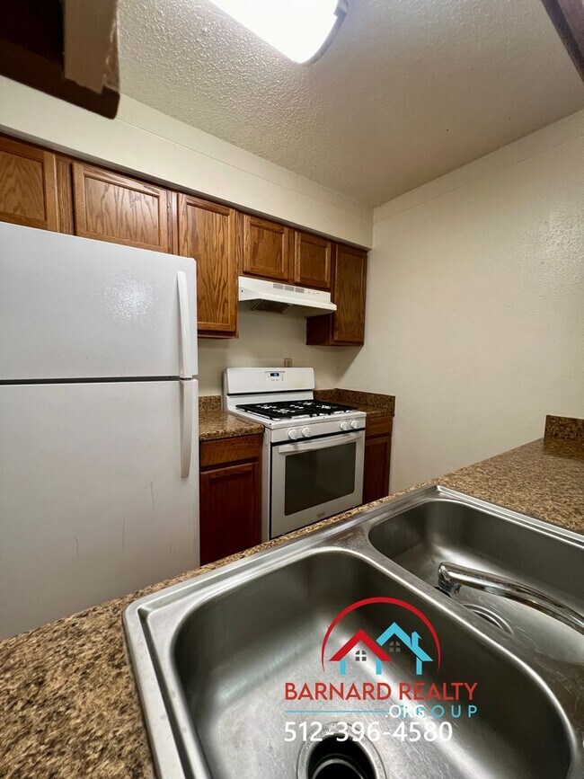 Building Photo - Available Now: 2 bed/1 bath duplex with fenced yard available now!
