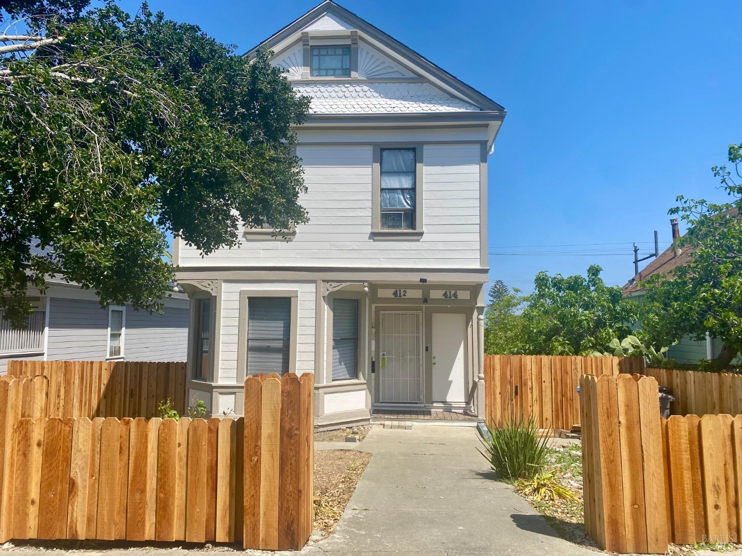 Front - 412 Kentucky St